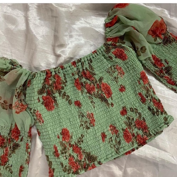 Smocked top (can be worn off or on shoulder)
Size - 32B/C to 34B/C - Picture 6 of 6